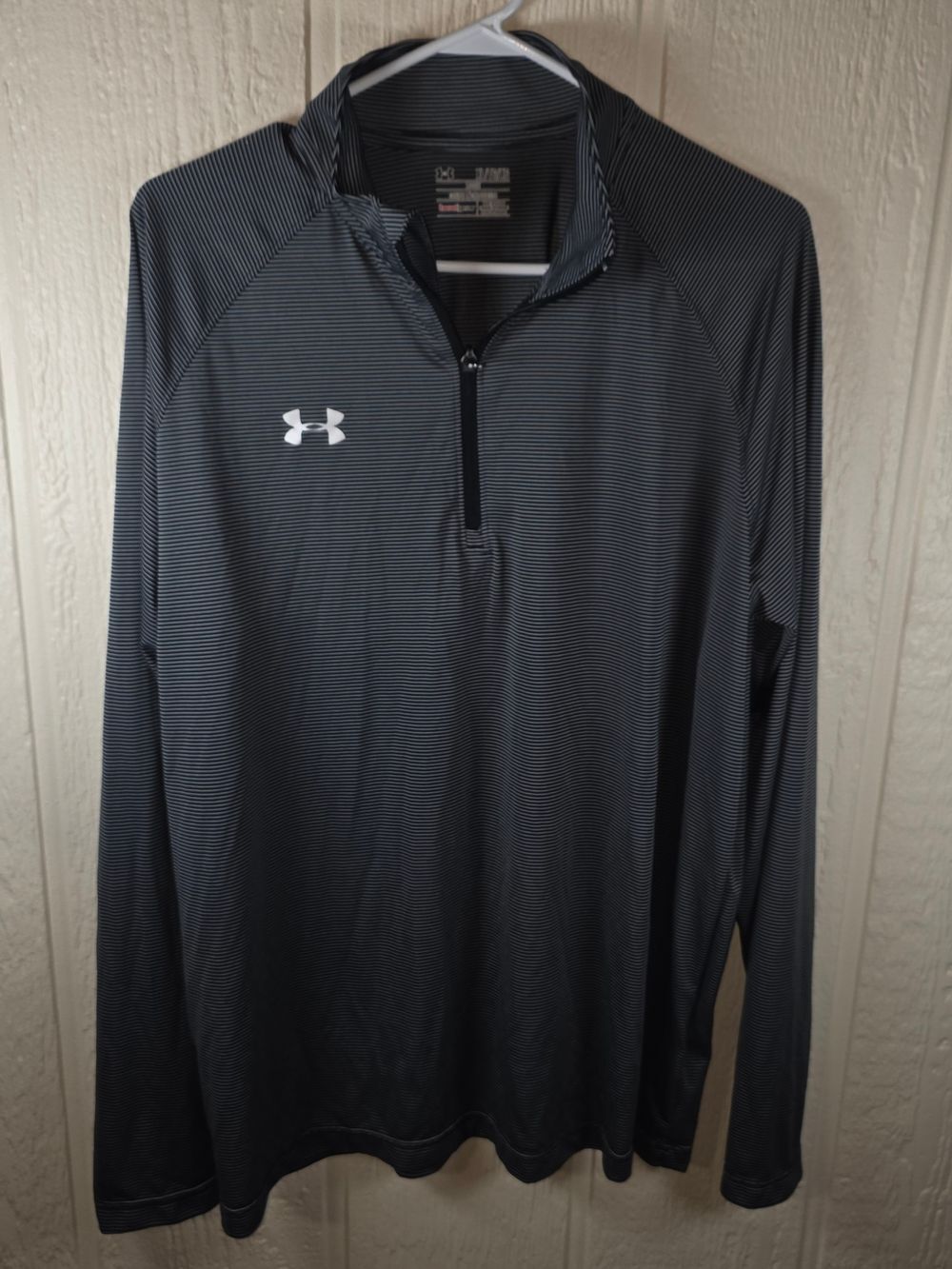 Men's Under Armour HeatGear Loose Black & Gray Performance Top, Size XL